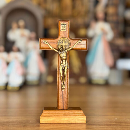 Cruz de mesa con medalla de san Benito color oro viejo